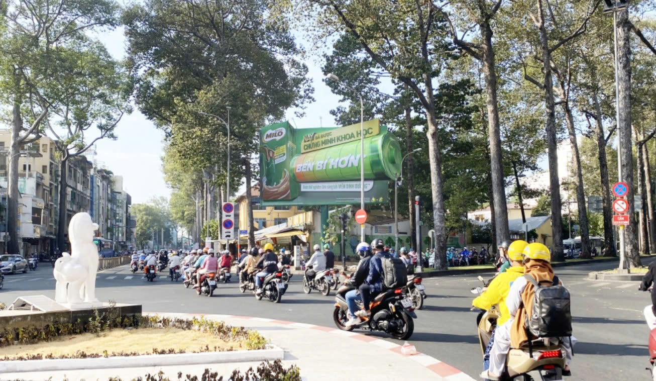 Billboard Vòng xoay Nguyễn Tri Phương 4