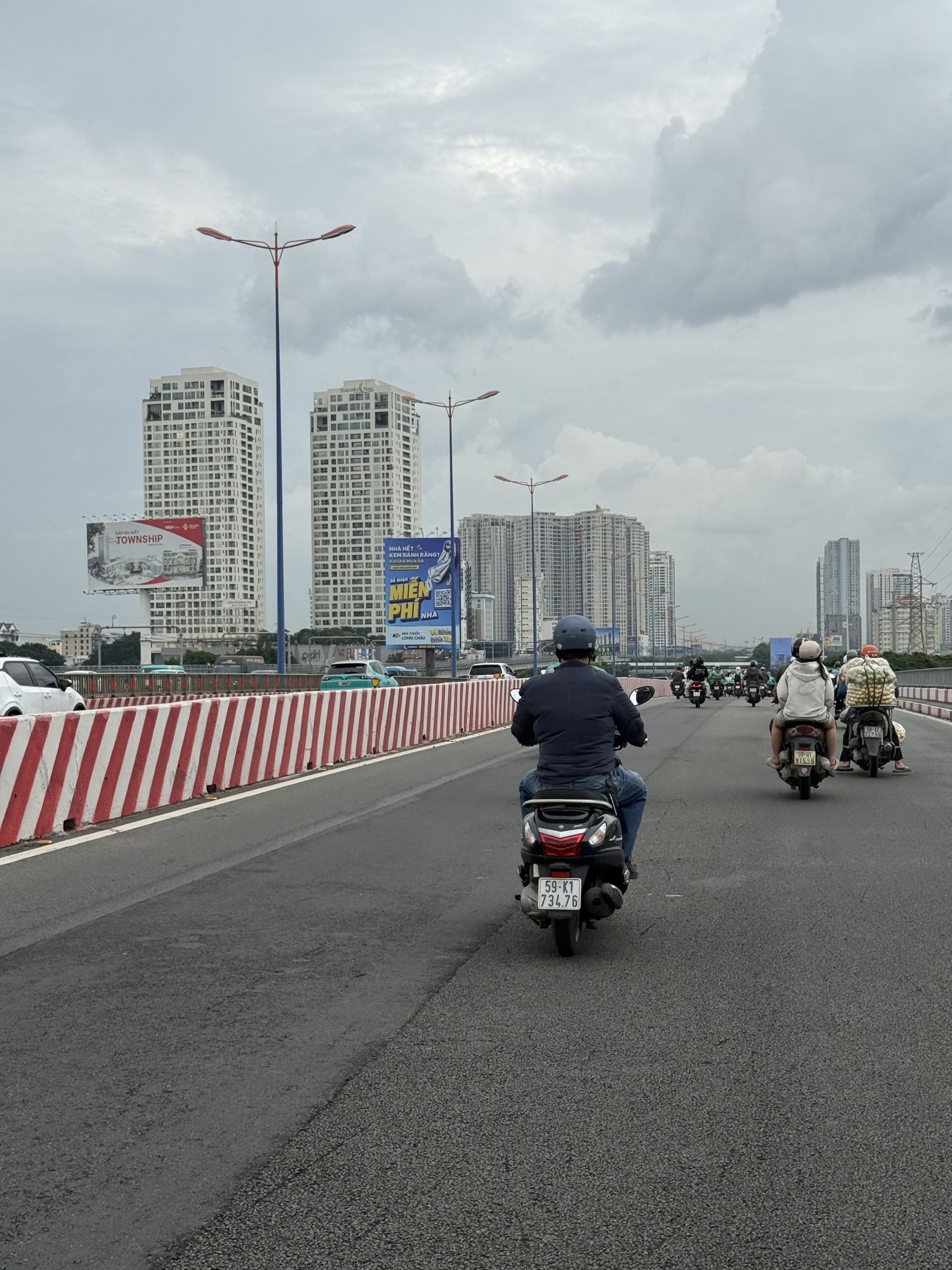 Bảng dọc Cầu Sài Gòn - khu vực Thảo Điền ( Quận 2 cũ ) 2 Billboard Cầu Sài Gòn Thảo Điền