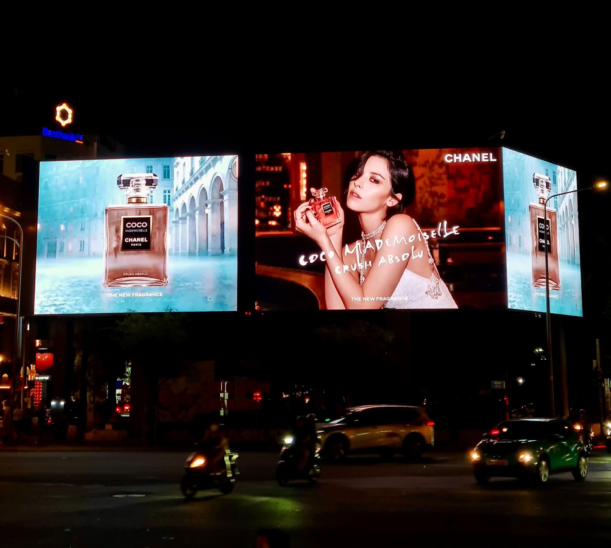 LED đối diện Takashimaya